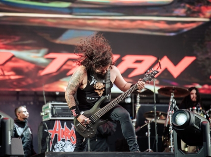 Artista en escenario Rock al Parque 