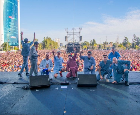 Fotografía de Bersuit Vergarabat en escenario público al fondo