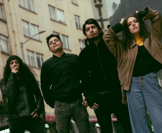 Fotografìa del grupo Buha al fondo edificios