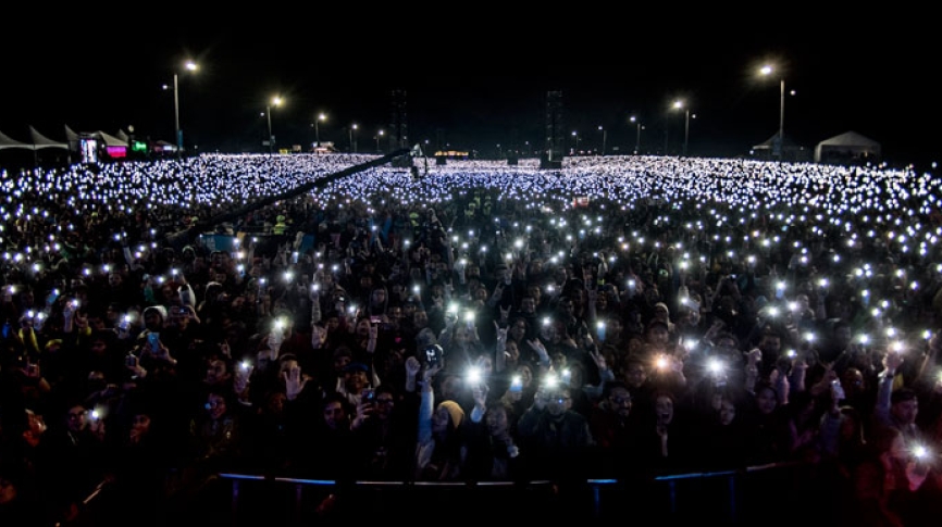 Publico en un festival con luces prendidas