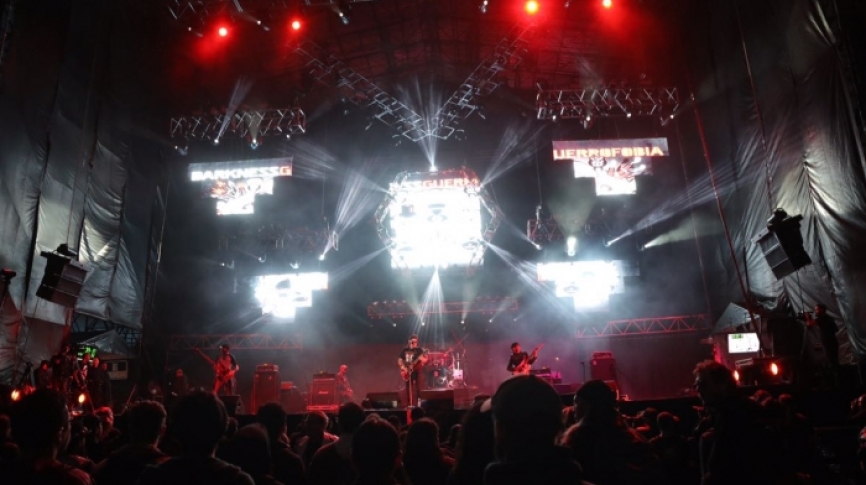 Fotografía de público en Rock al Parque 2017 al fondo se puede ver el escenario con luces