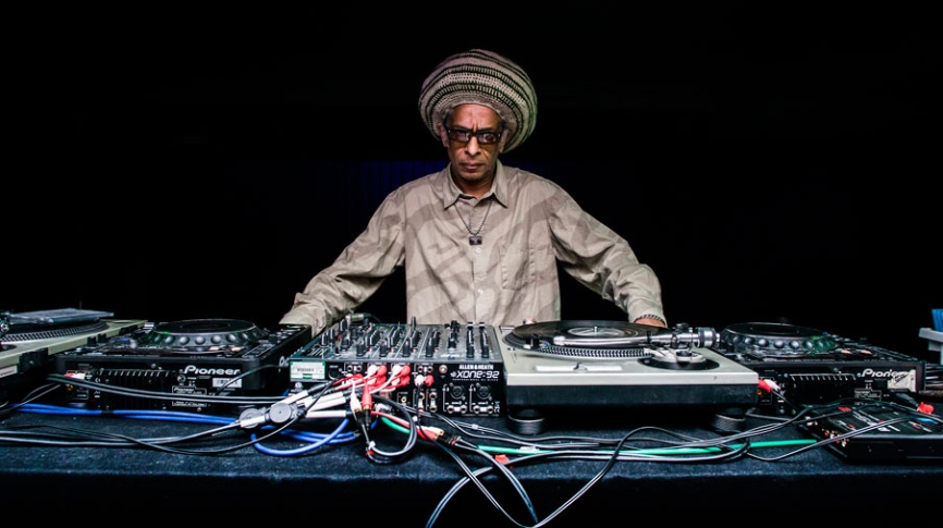 Británico Don Letts frente a consolas de sonido en estudio