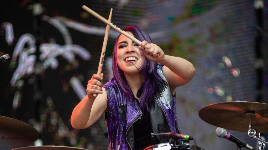 Mujer tocando la batería de Frank's White Canvas