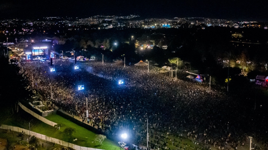 Fotografía de público desde arriba Drone