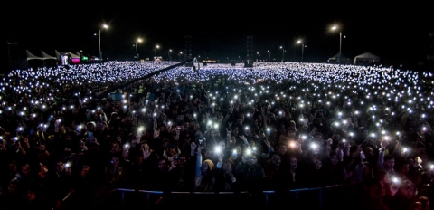 Publico en un festival con luces prendidas