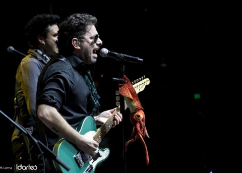 Fotografía de Artista en escenario cantando