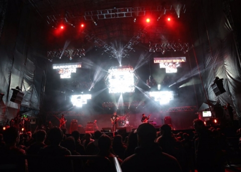 Fotografía de público en Rock al Parque 2017 al fondo se puede ver el escenario con luces