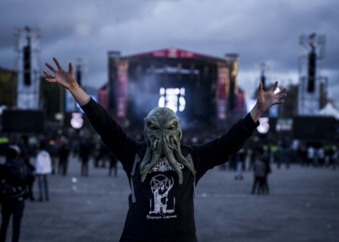 Fotografía de persona con máscara de pulpo de Rock al Parque 2018